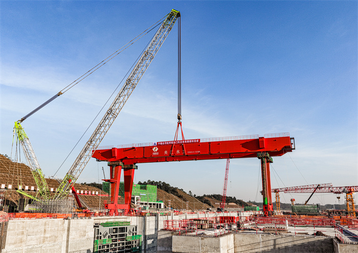 青年枢纽船闸首台门机设备吊装现场.jpg